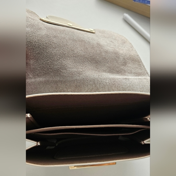 Ferla Metro Crossbody Handbag 👜 - Picture 6 of 10